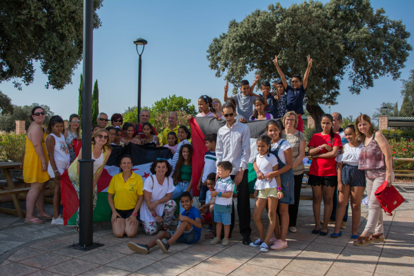 Imagen: Un grupo de niños saharauis visitan varias dependencias de la Diputación de Badajoz