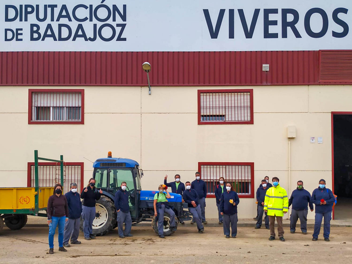 Miembros de Plena Inclusión de Don Benito visitan el Vivero Provincial de la Diputación de Badajoz