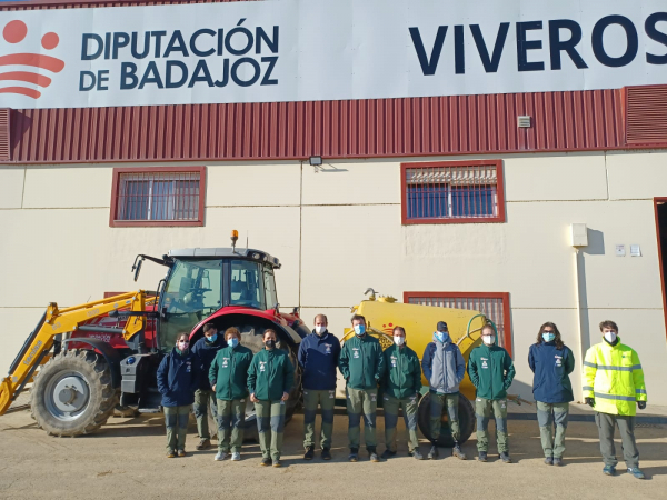 Imagen: Alumnos del Centro Formación Benítez Barrero visitan el Vivero Provincial de la Diputación de Bad...